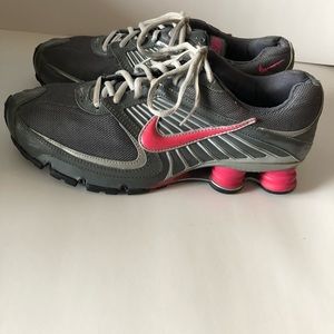 Women Nike Gray and Pink Tennis Shoes. Size 10.